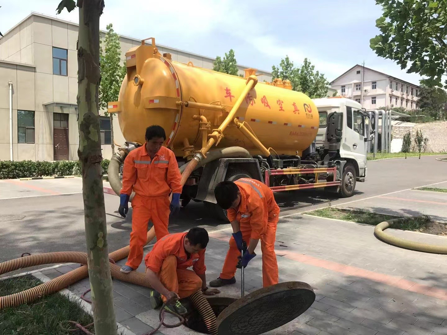 汝州管道疏通车停在窨井附近