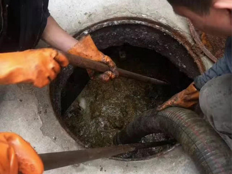 汝州清理化粪池时如何避免沼气的危害？